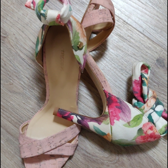 Shoes - Picture 3 of 4